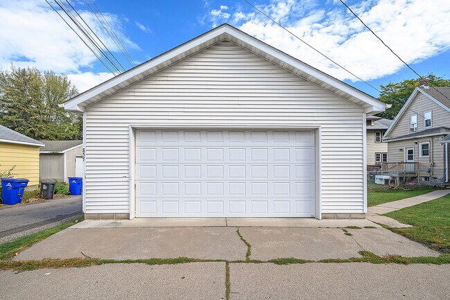 Building Photo - 857 Juno Ave