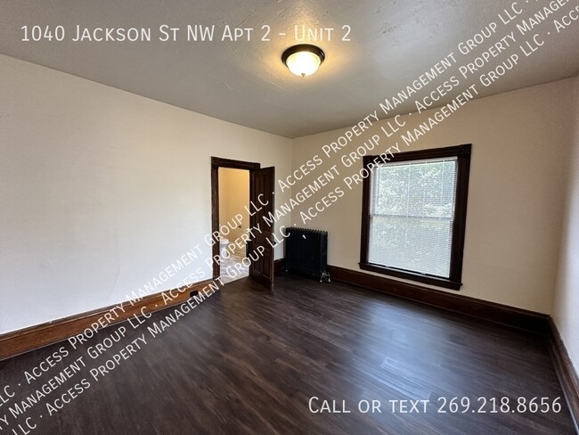 Building Photo - NW Side Updated One Bedroom Unit