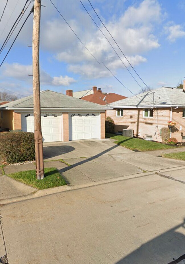 Garaje para dos coches que se utiliza como trastero. - 3303 Wellington Ave