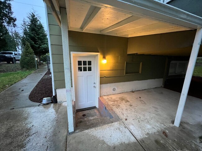 Building Photo - Spacious Two-Story Home on Private Land in the Desirable Issaquah School District