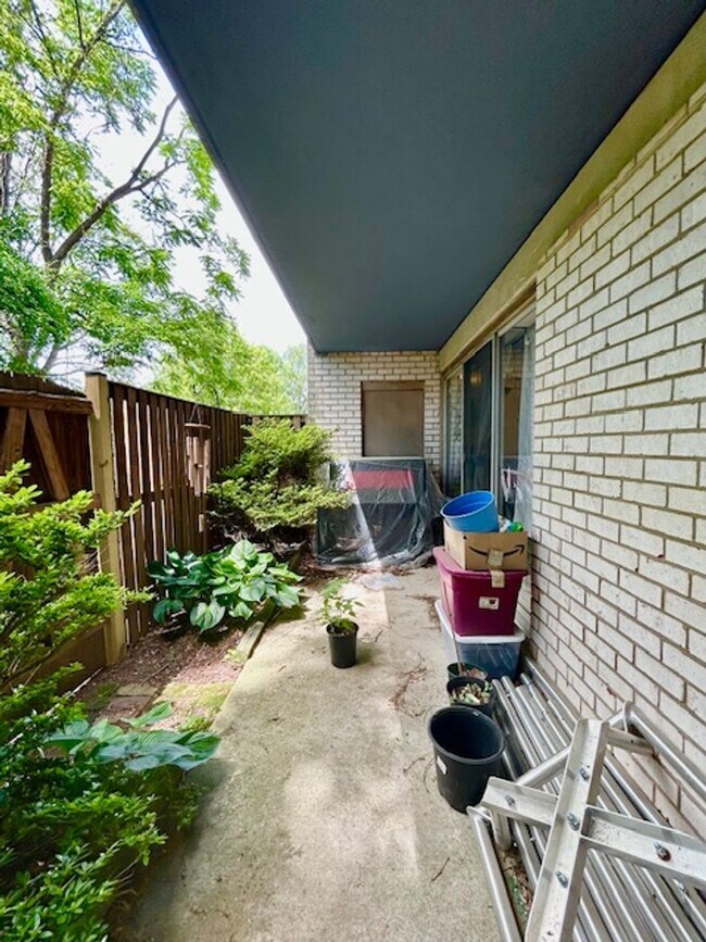 Foto del edificio - Spacious 1 BR 1BA split-level condo. Most ...