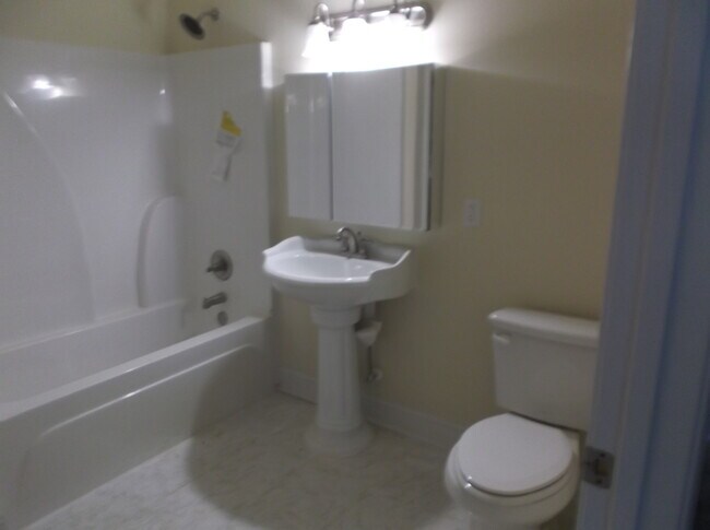Large bath - 133 Alex St