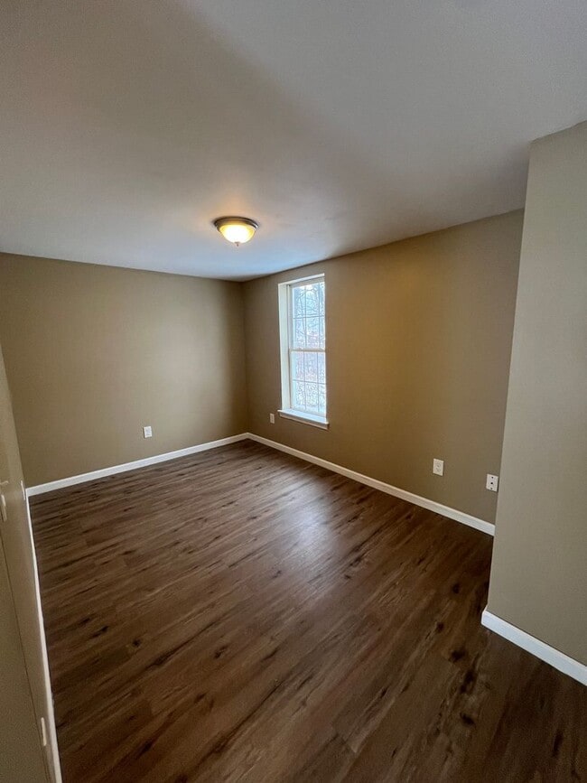 Building Photo - 12 Oak St