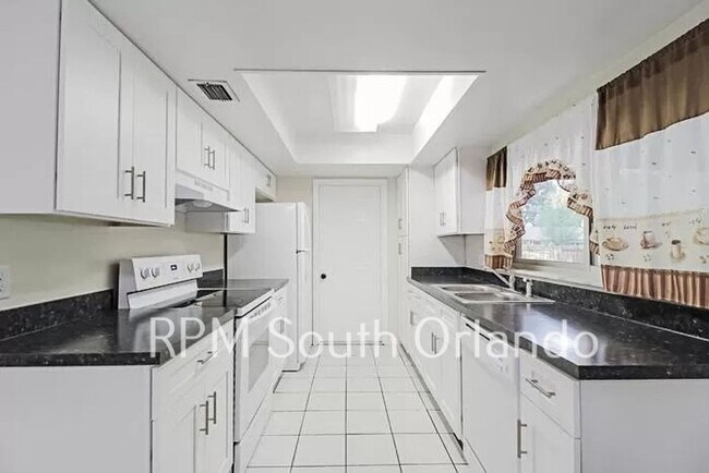 Foto del edificio - 4 BED / 2 BATH - IN  LAKE SPARLING HEIGHTS