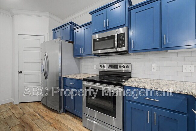 Building Photo - 3213 SW Hillstone Ave