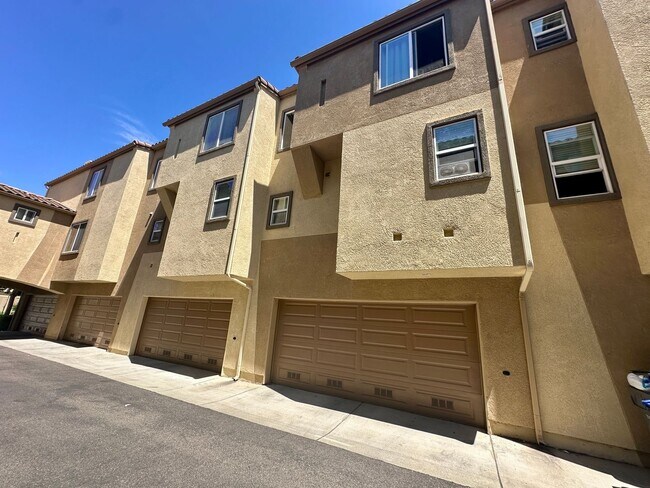 Foto del edificio - Two Bedroom Suite Townhome and Includes a Garage and Laundry!