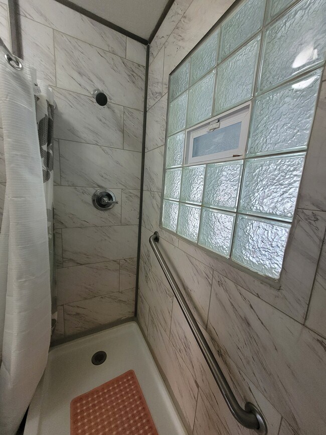 Foto del edificio - 329 Hyacinth Ave