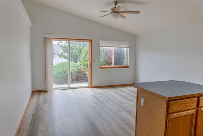 Building Photo - Single Story Home w/ HOA Provided Lawn Services