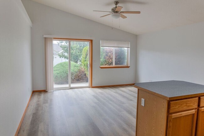 Foto del edificio - Single Story Home w/ HOA Provided Lawn Services