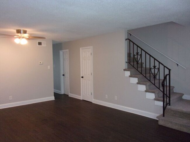 Building Photo - Recently Renovated 2 Bedroom 1 1/2 Bath To...