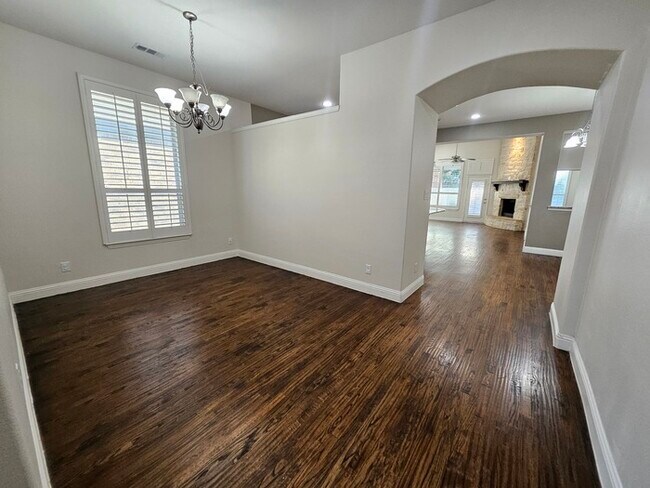 Foto del edificio - Beautiful 4-bedroom, 3-bathroom home in aw...