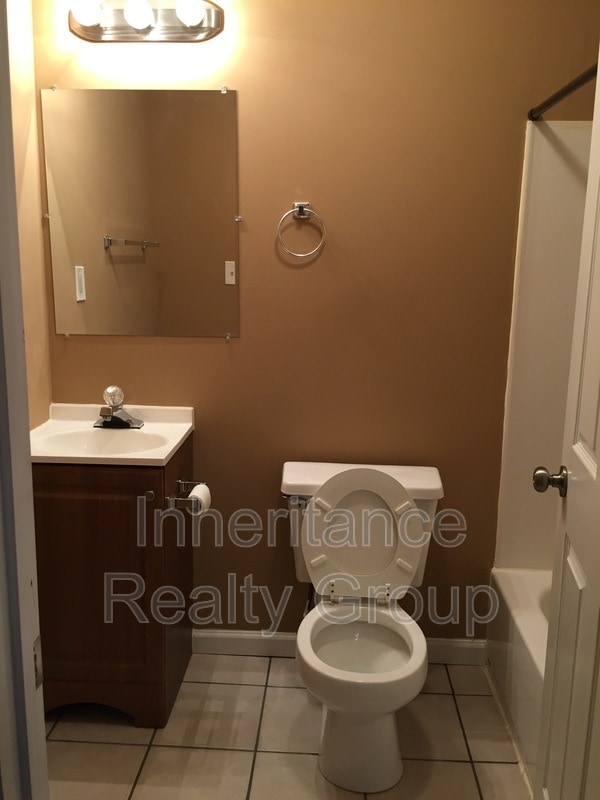 Building Photo - 707 12th Ct