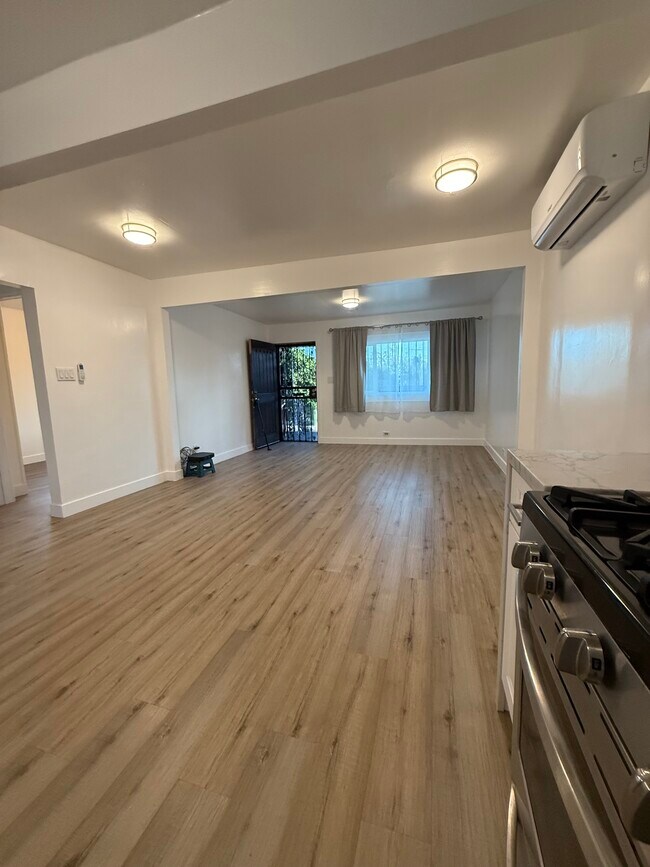 Kitchen with view of living room - 1437 W 60th Pl
