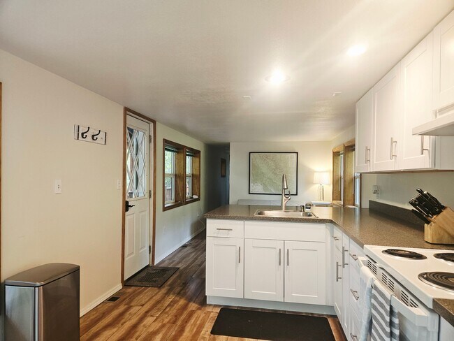 Foto del edificio - 1676 W Lakeshore Dr