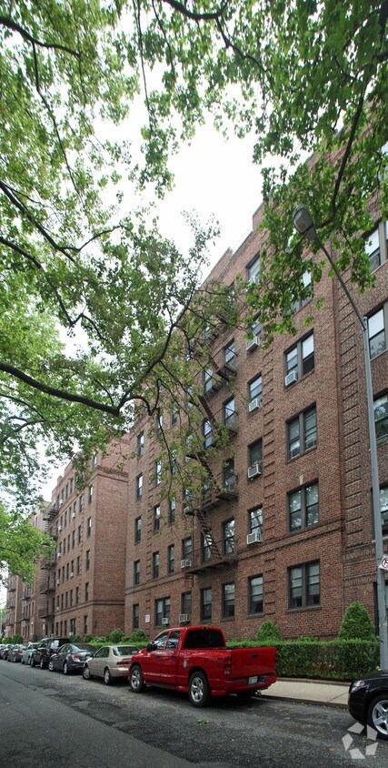 Foto del edificio - 36-19 167th St