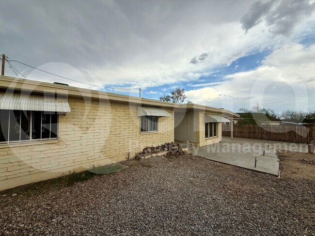 Foto del edificio - 2120 N 3rd Ave