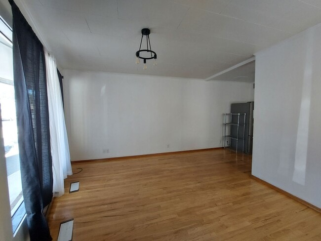 Building Photo - 5th St Triplex