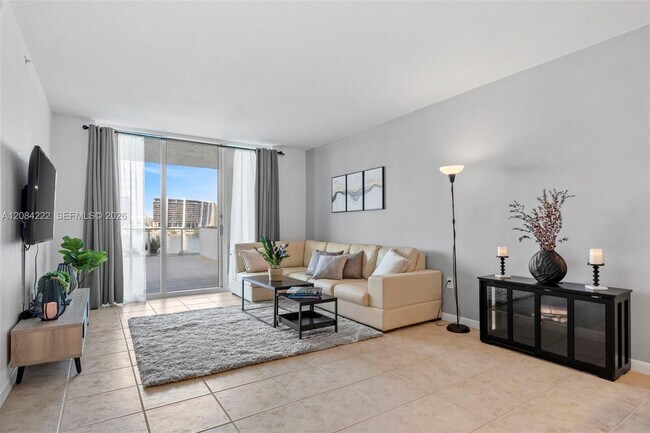 Foto del edificio - 18100 N Bay Rd