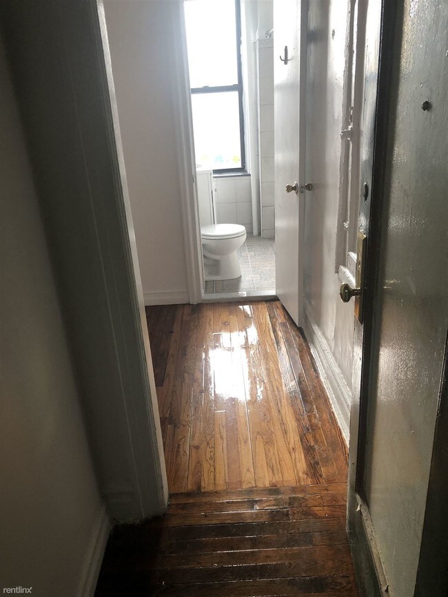 Building Photo - Studio, 1 bath Apartment - 14825 88th Ave 1A