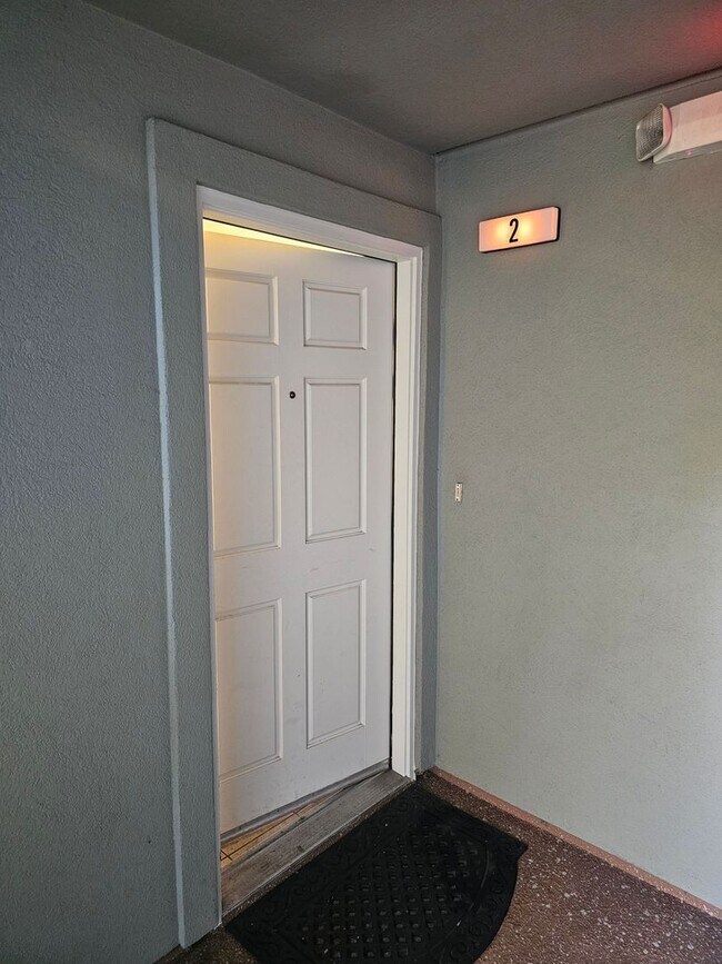 Foto del edificio - CLASSY CONDO - Spacious 1 Bed/1 Bath in Luxurious Setting - MENLO PARK