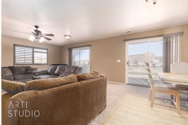 Foto del edificio - Spacious 3-Bedroom Walk-Out Basement Apartment in Desirable Bloomington Hills