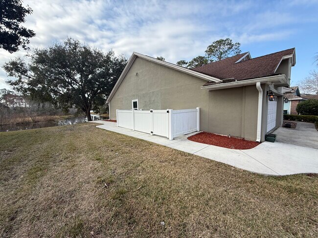 Building Photo - 2126 Hovington Cir W