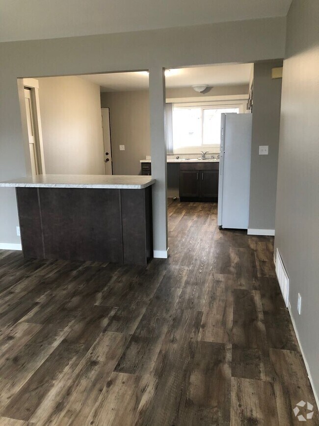 Building Photo - 2824 Thomas Dr