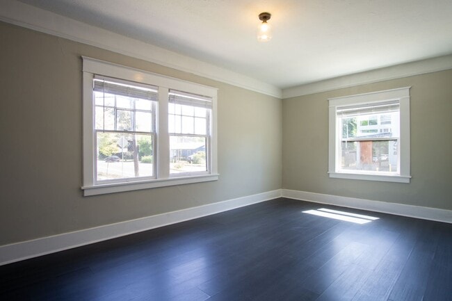 Building Photo - St. Johns Cool-Contemporary Studio Ready Now!
