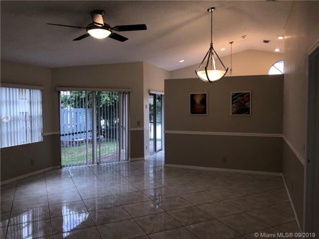 Building Photo - 1248 garden Dr