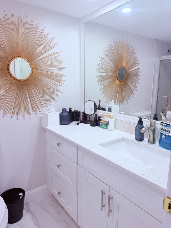 Building Photo - 545 Oaks Ln