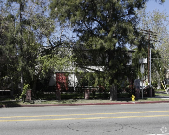 Building Photo - 4657 Coldwater Canyon