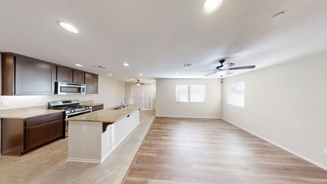 Foto del edificio - Beautiful 4 bedroom 3 bath Home