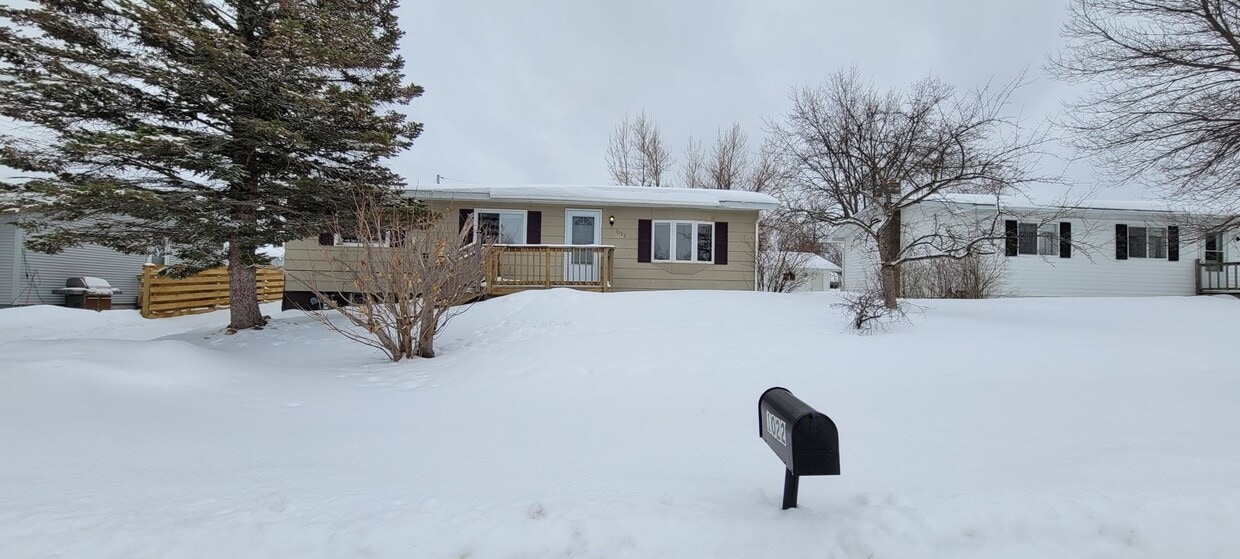 Primary Photo - Spacious 4 Bedroom home