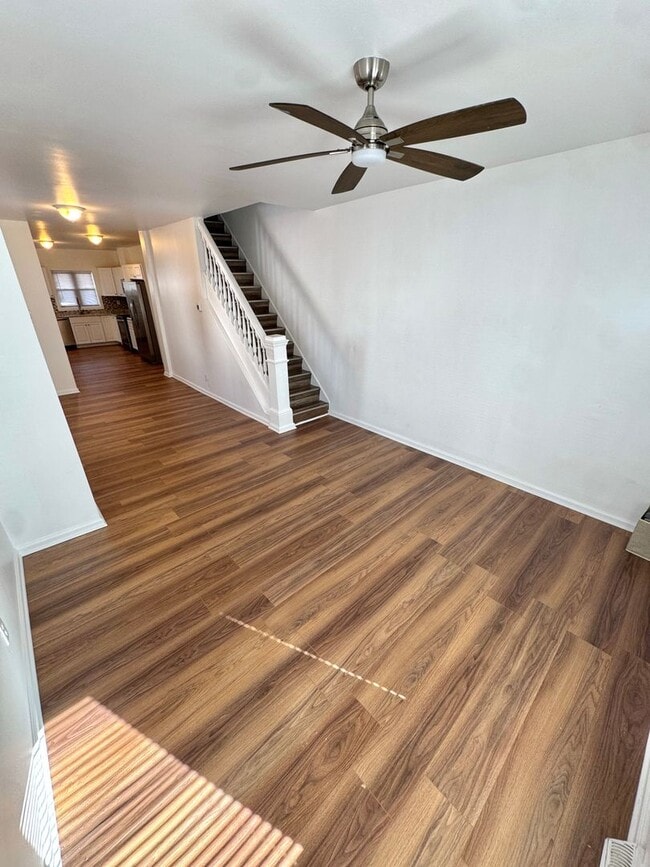 Foto del edificio - FOUR/FIVE BEDROOM End of Row