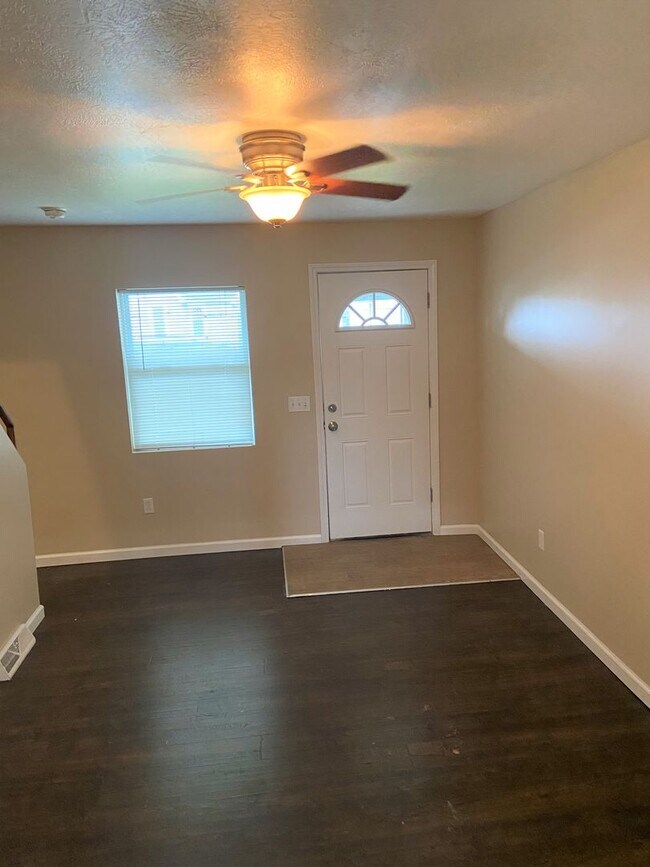 Building Photo - Beautiful Recently Updated 2 Bedroom/2 Bat...