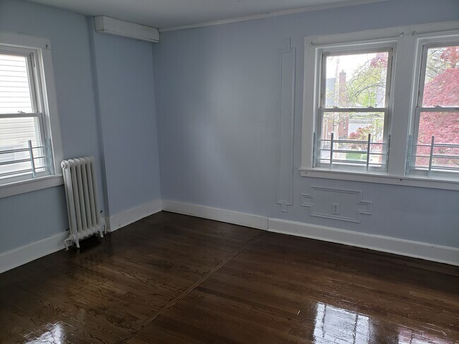 Bedroom 1 - 550 S 6th Ave