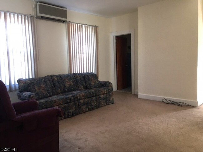 Foto del edificio - 325 Totowa Rd