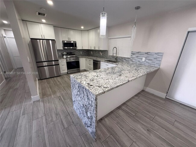 Foto del edificio - 1050 W 37th St