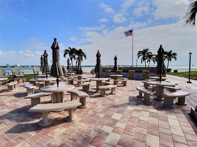 Building Photo - 865 S Gulfview Blvd