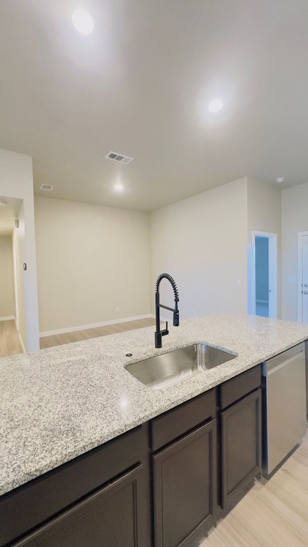 Foto del edificio - New Beginnings Start at AMRR: 3 Bedroom available in April!