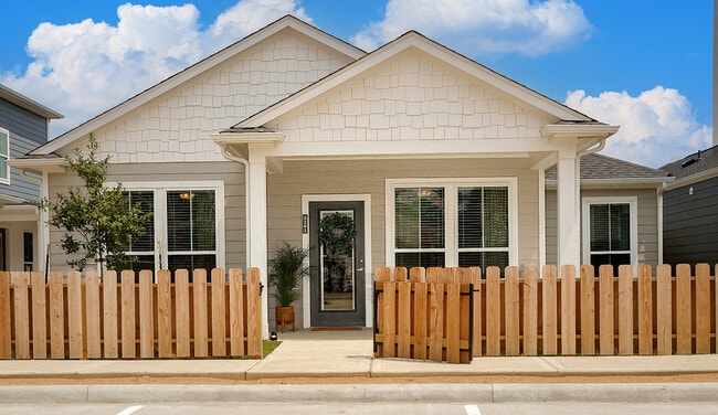 Bungalow Home with Private Front Yard - The Cottage Green - Baytown