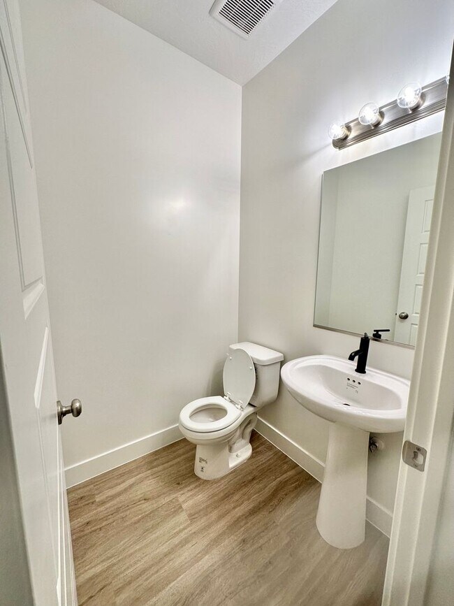 Foto del edificio - 4 bedroom townhome!