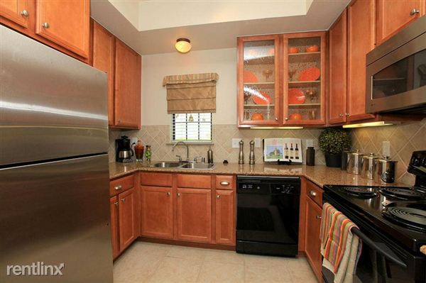 Building Photo - 15194 King of Spain Ct