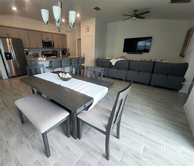 Building Photo - 1055 Papaya Cir.