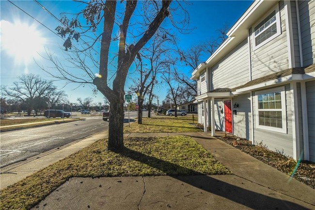 Building Photo - 202 E Rucker St