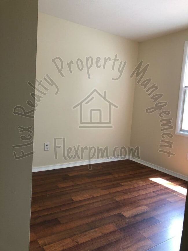 Building Photo - New on The Market....drive by today to take a look!!