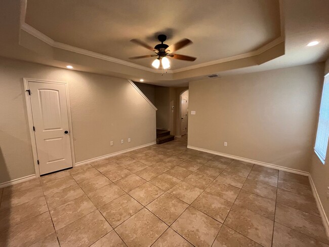 Building Photo - 6866 Lakeview Dr.