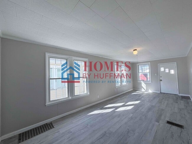 Building Photo - Three Bedroom House | Deposit Special