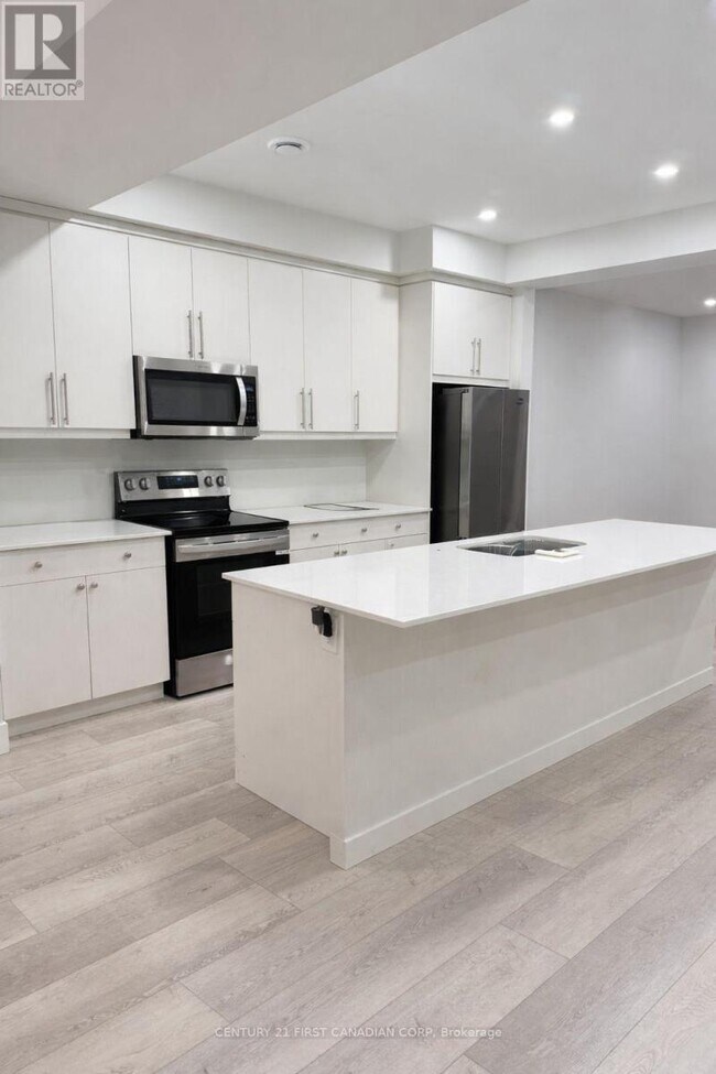 Building Photo - 925 Deveron Crescent