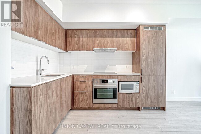 Building Photo - 60 Shuter St
